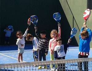 Kinder spielen Padel